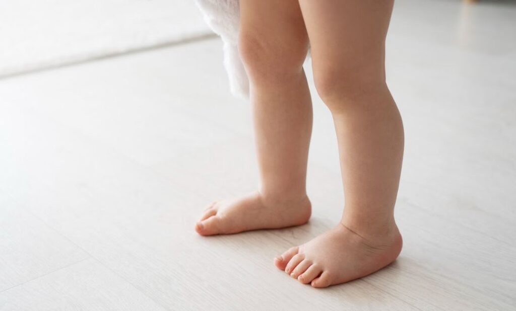 lábujjhegyezés: egy kisgyermek lábujjhegyen és talpon jár
