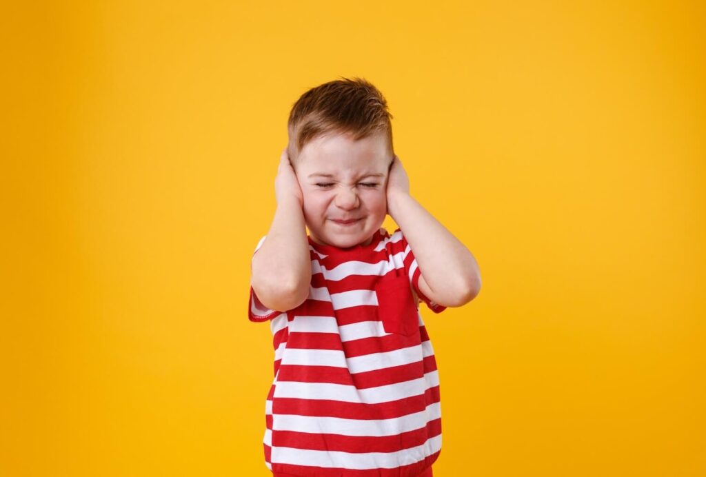 a gyermeken látszik, hogy mit jelent a szenzorosság, mik a szenzoros integrációs zavar jelei