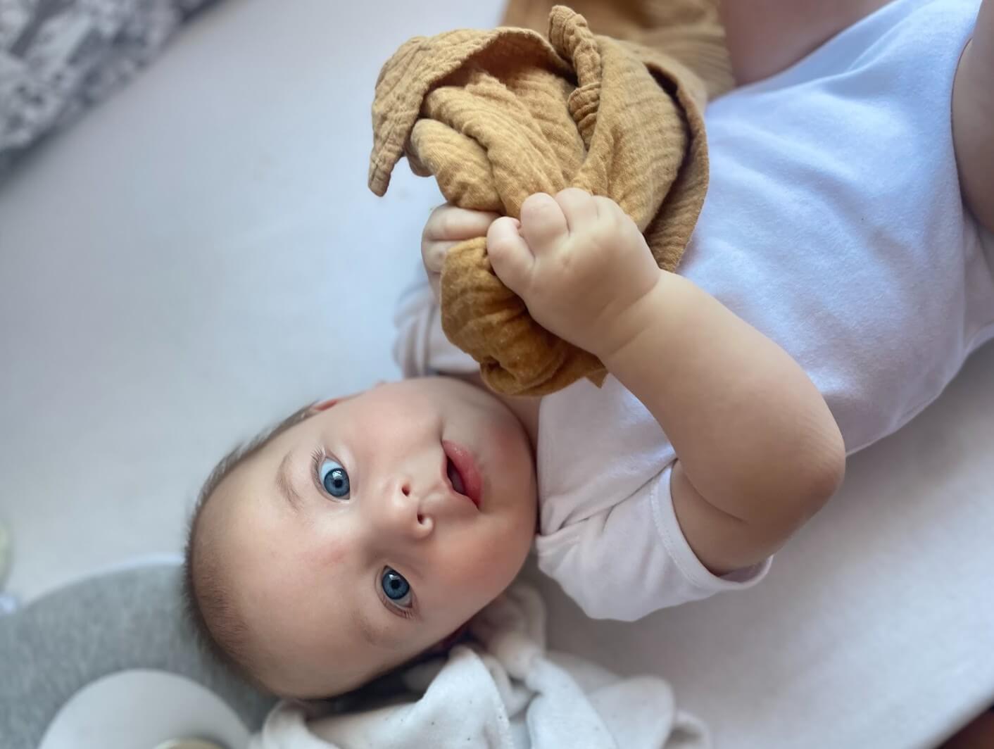 a 3 hónapos baba fejlődése, a baba forog