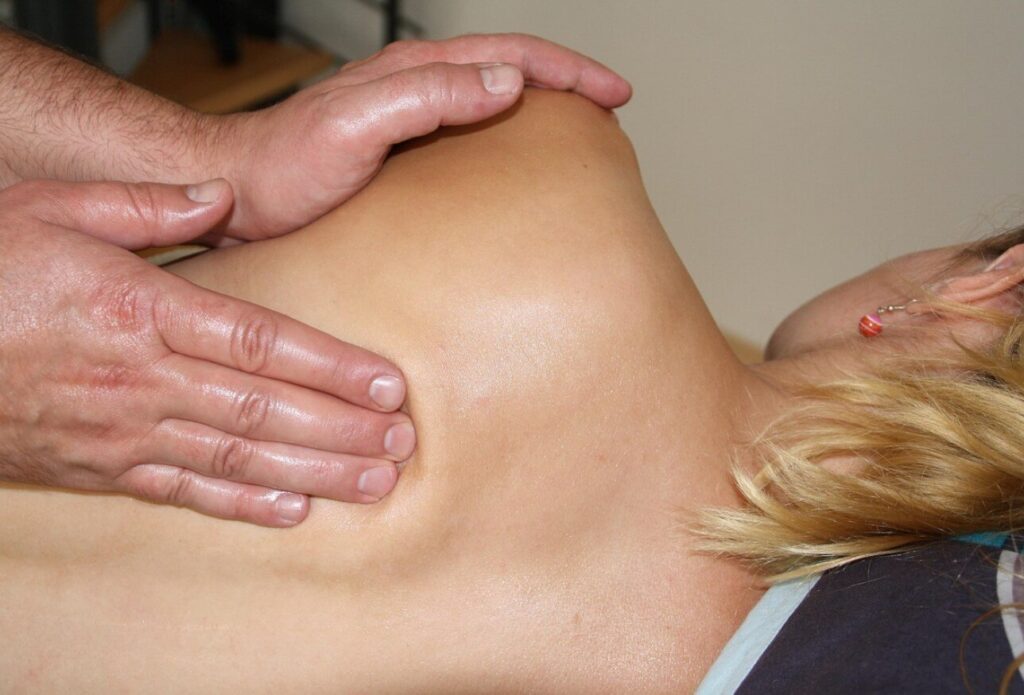 manuálterapeuta kezelést végez rendelői környezetben