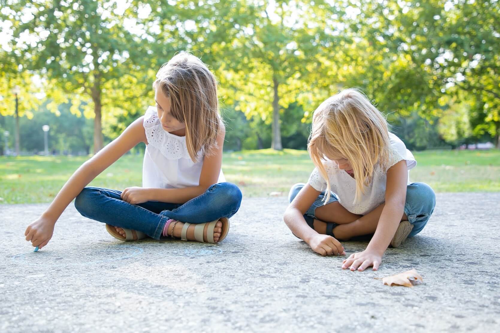 Helyes ülés bemutatása gyerekekkel tornaszőnyegen