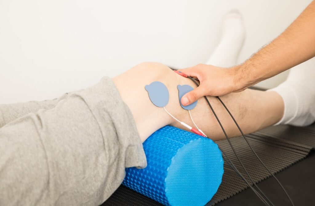TENS kezelés folyamata, TENS kezelés készülék elektródákkal felszerelve