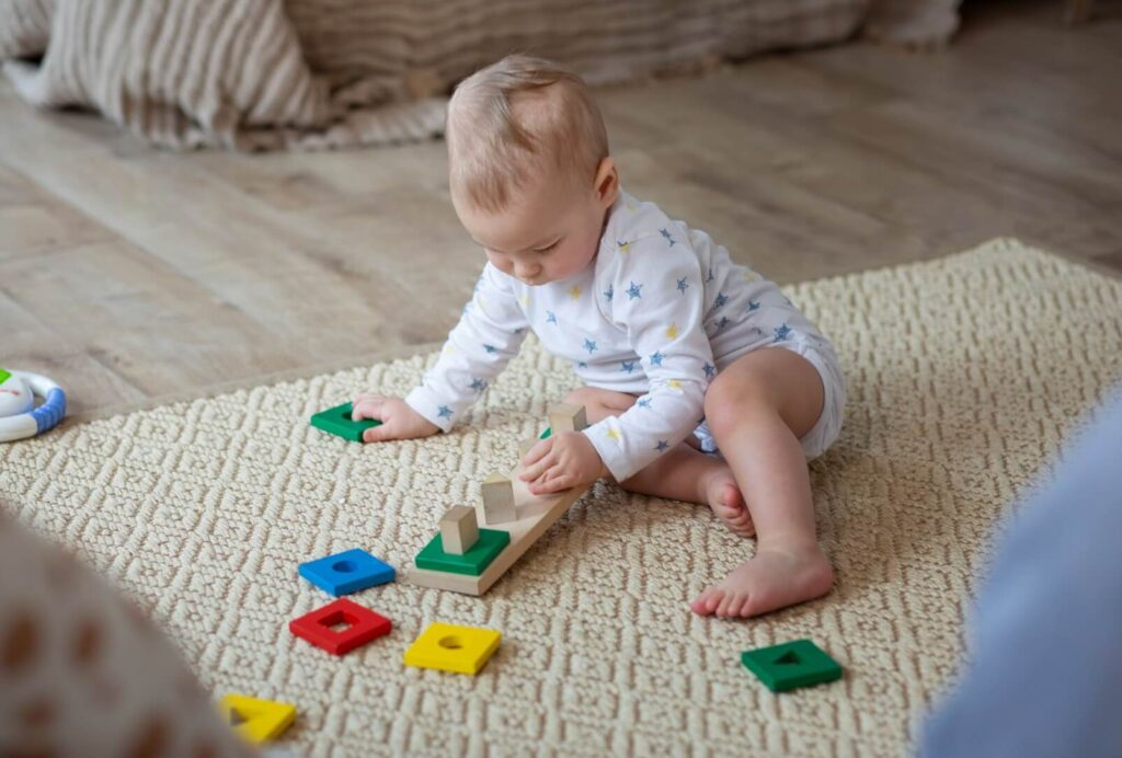 9 hónapos baba fejlődése játék közben
