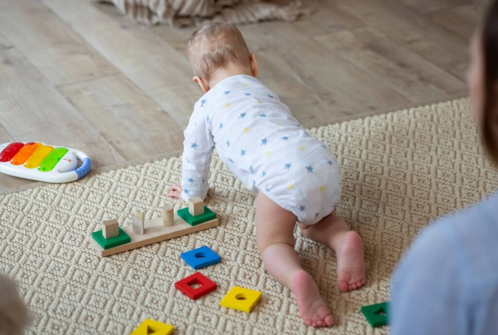 kilenc hónapos baba mászást gyakorol